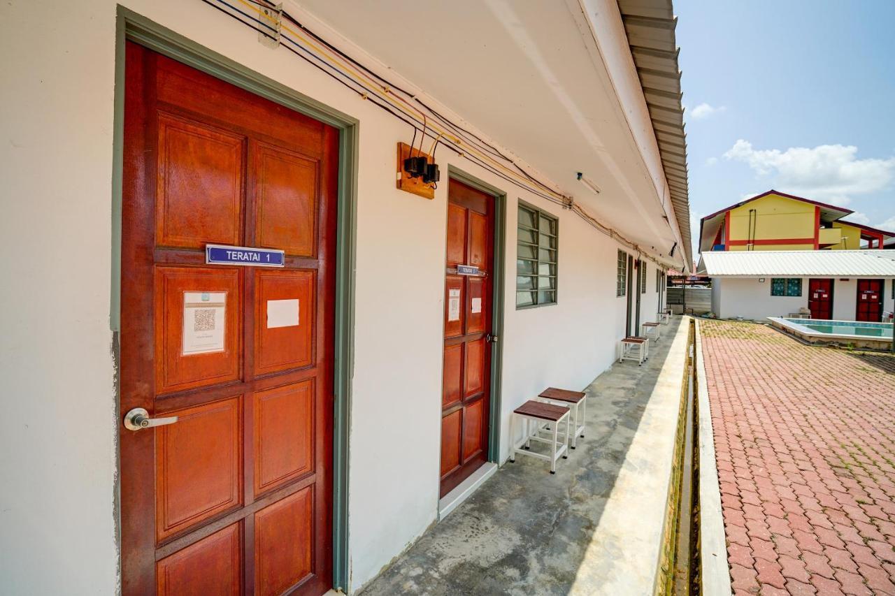 Capital O 90423 Teratai Chalet Hotell Kampong Raja Exteriör bild