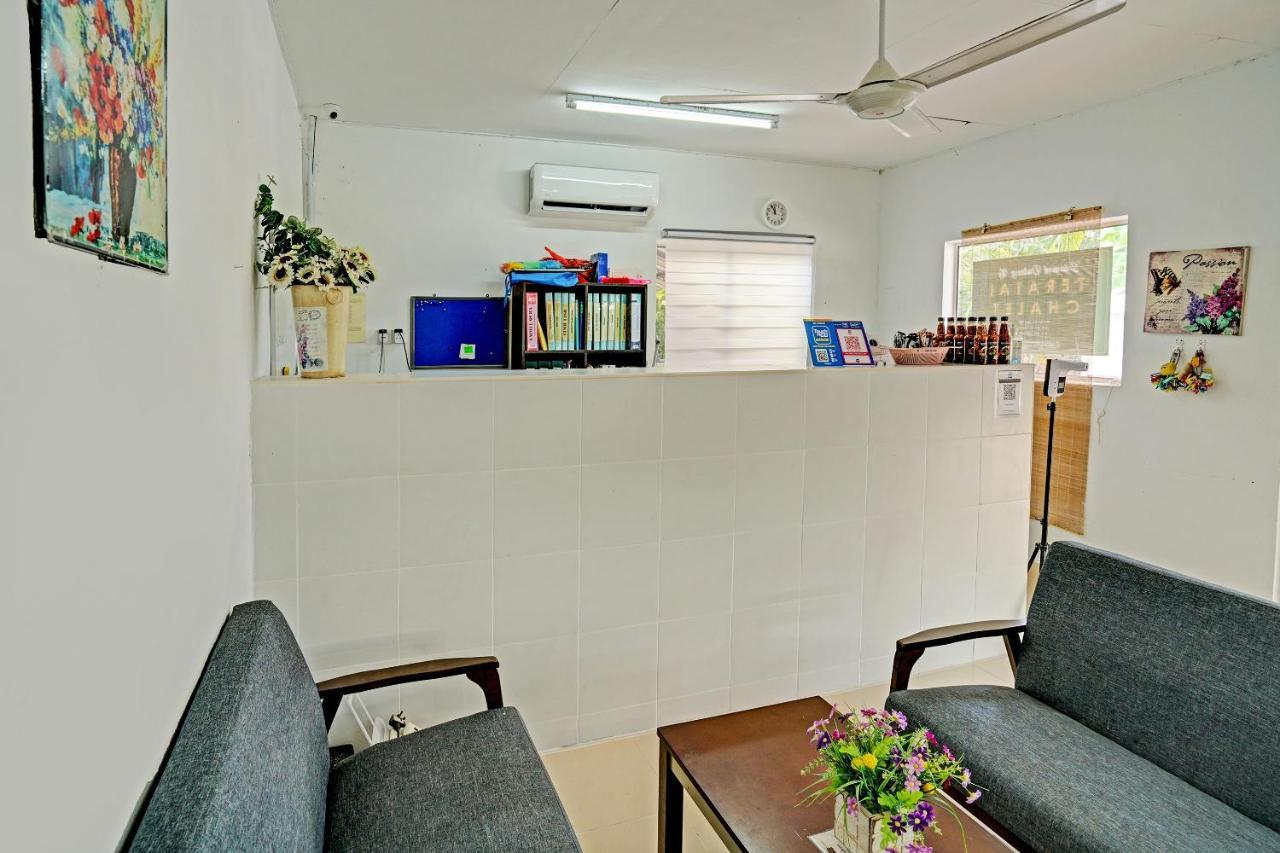 Capital O 90423 Teratai Chalet Hotell Kampong Raja Exteriör bild
