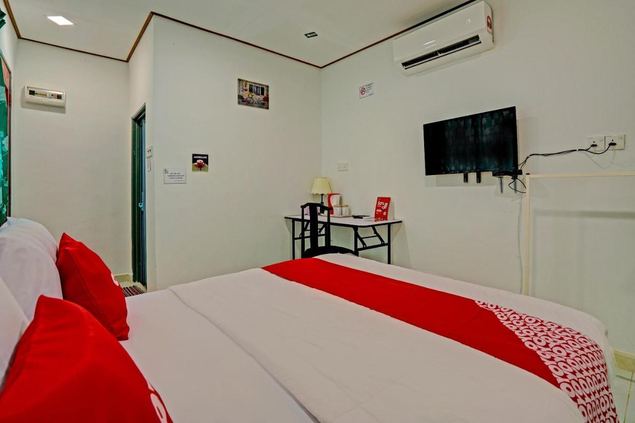 Capital O 90423 Teratai Chalet Hotell Kampong Raja Exteriör bild
