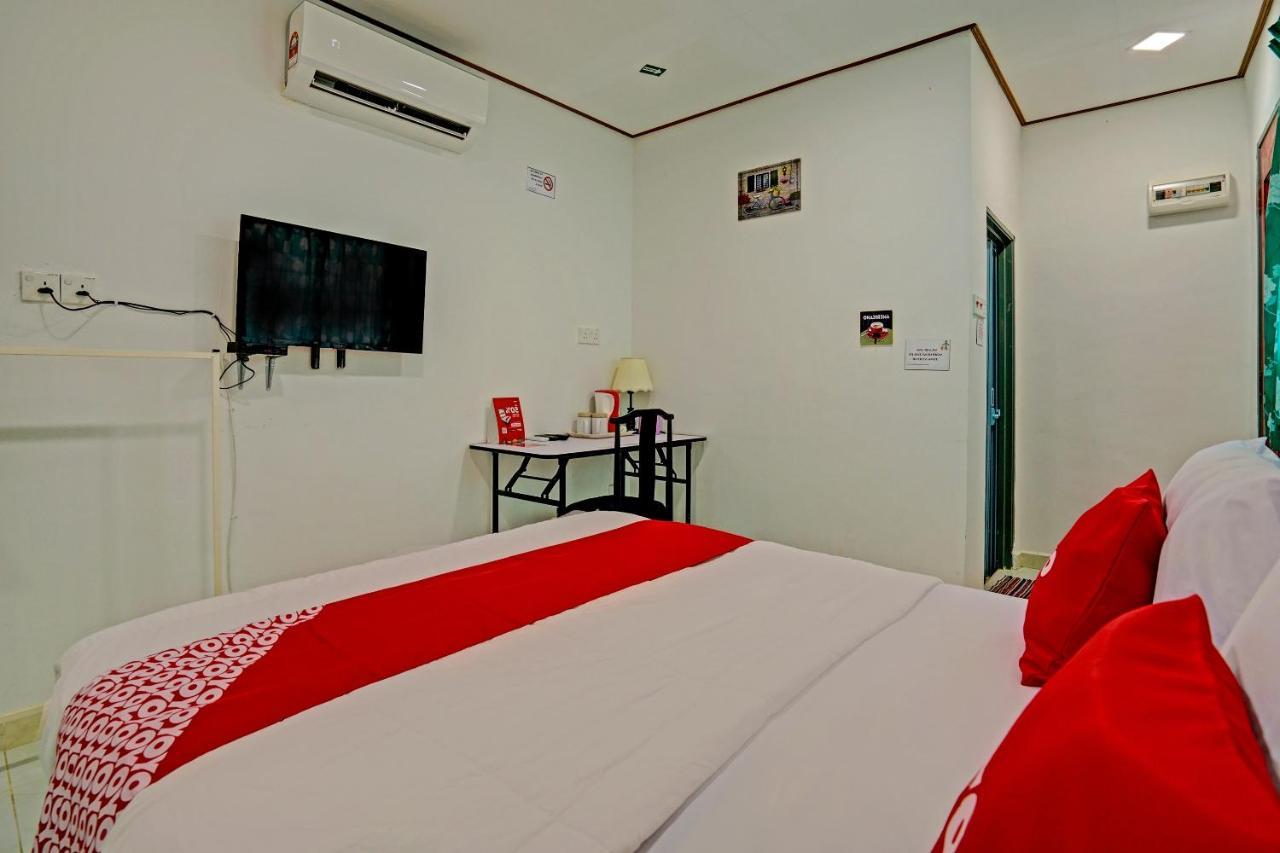 Capital O 90423 Teratai Chalet Hotell Kampong Raja Exteriör bild