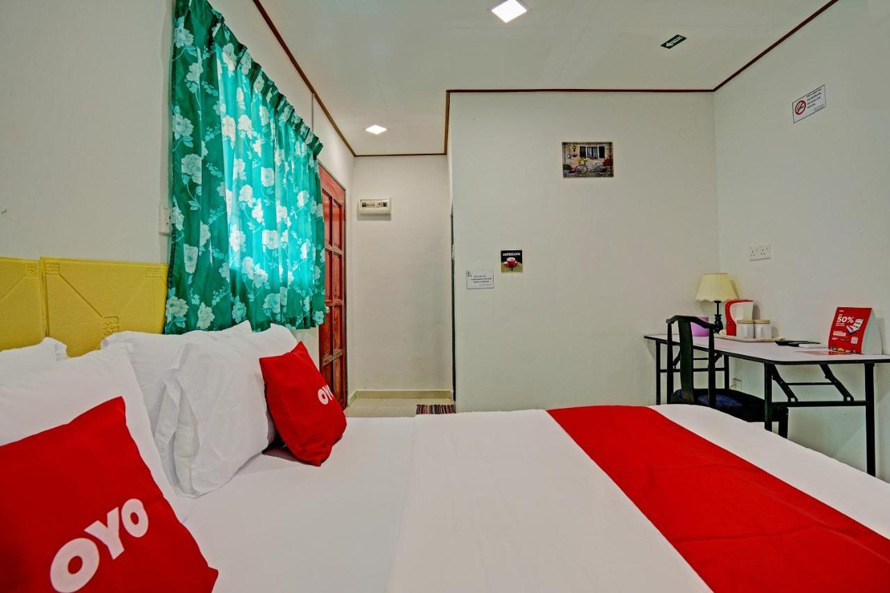 Capital O 90423 Teratai Chalet Hotell Kampong Raja Exteriör bild