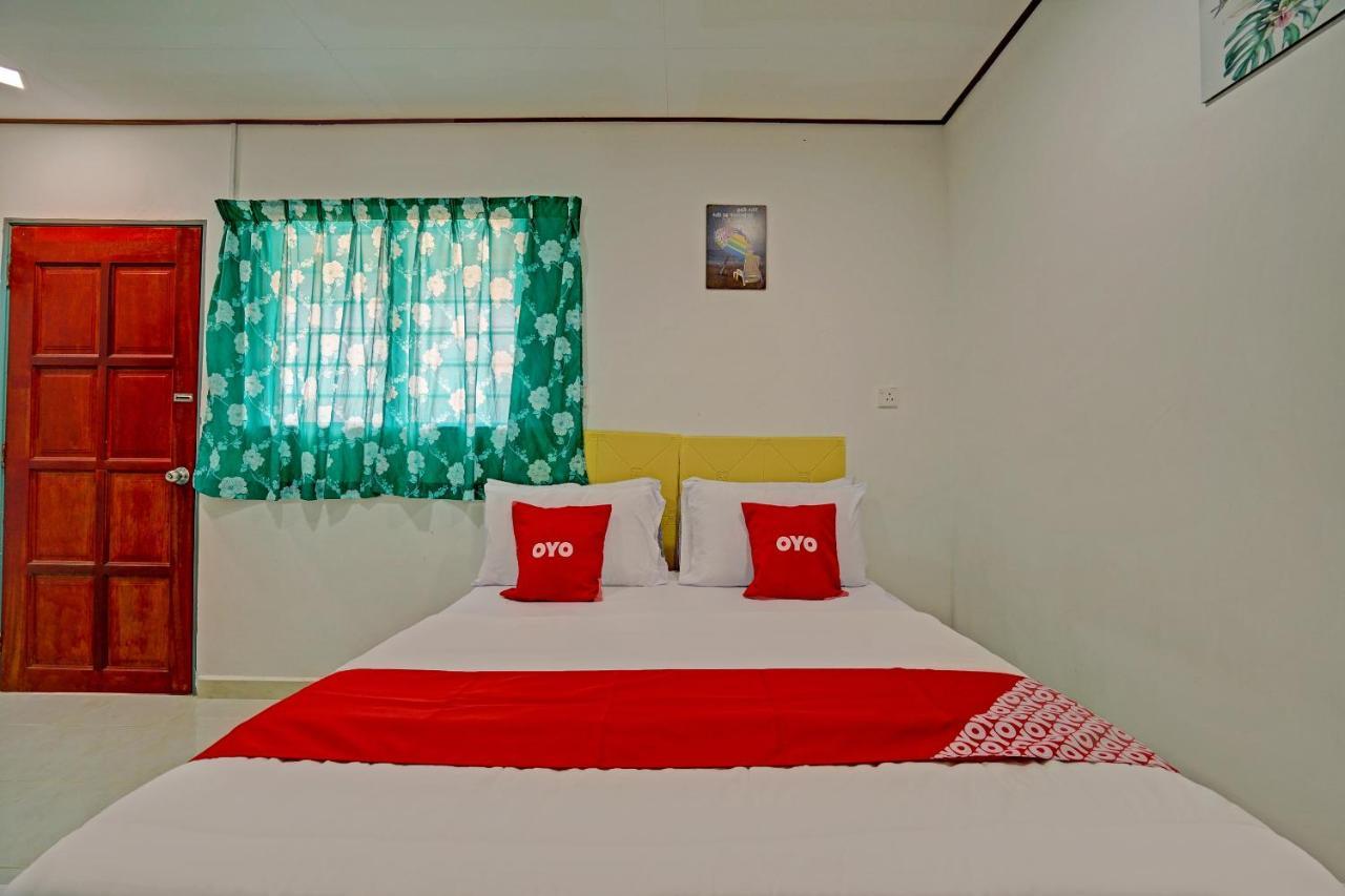 Capital O 90423 Teratai Chalet Hotell Kampong Raja Exteriör bild