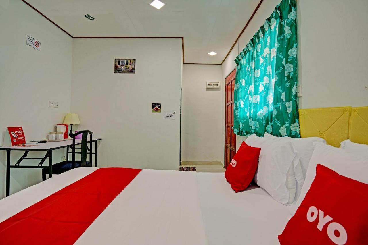 Capital O 90423 Teratai Chalet Hotell Kampong Raja Exteriör bild