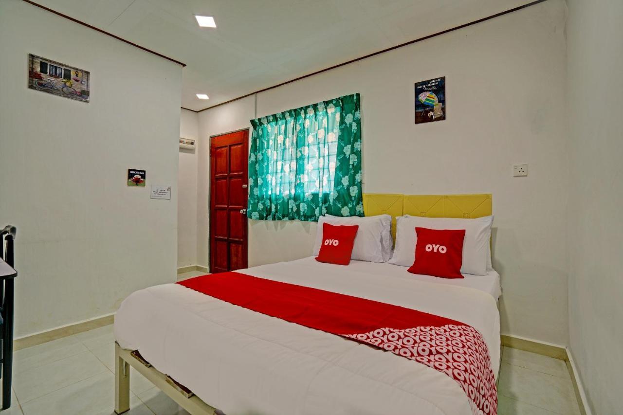 Capital O 90423 Teratai Chalet Hotell Kampong Raja Exteriör bild