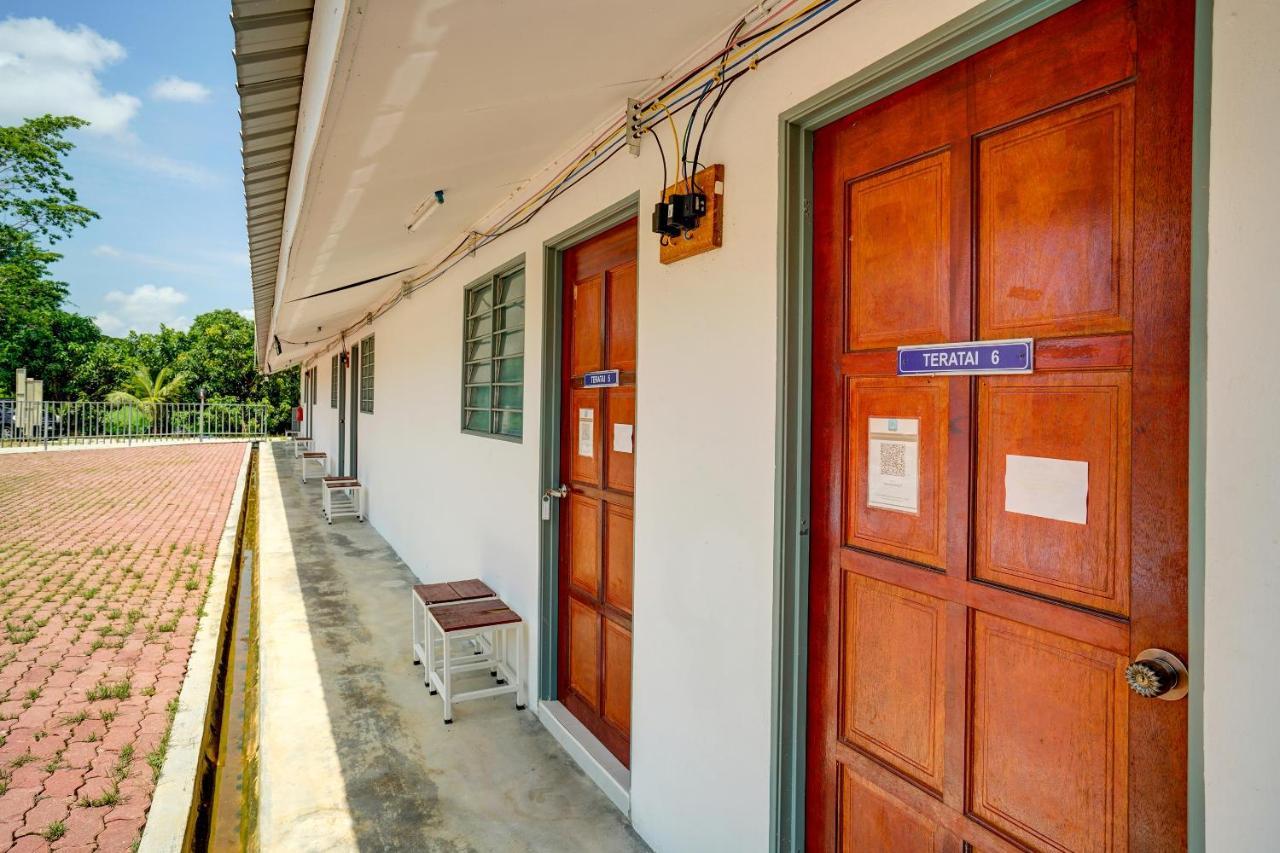 Capital O 90423 Teratai Chalet Hotell Kampong Raja Exteriör bild