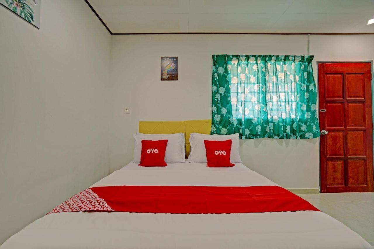 Capital O 90423 Teratai Chalet Hotell Kampong Raja Exteriör bild