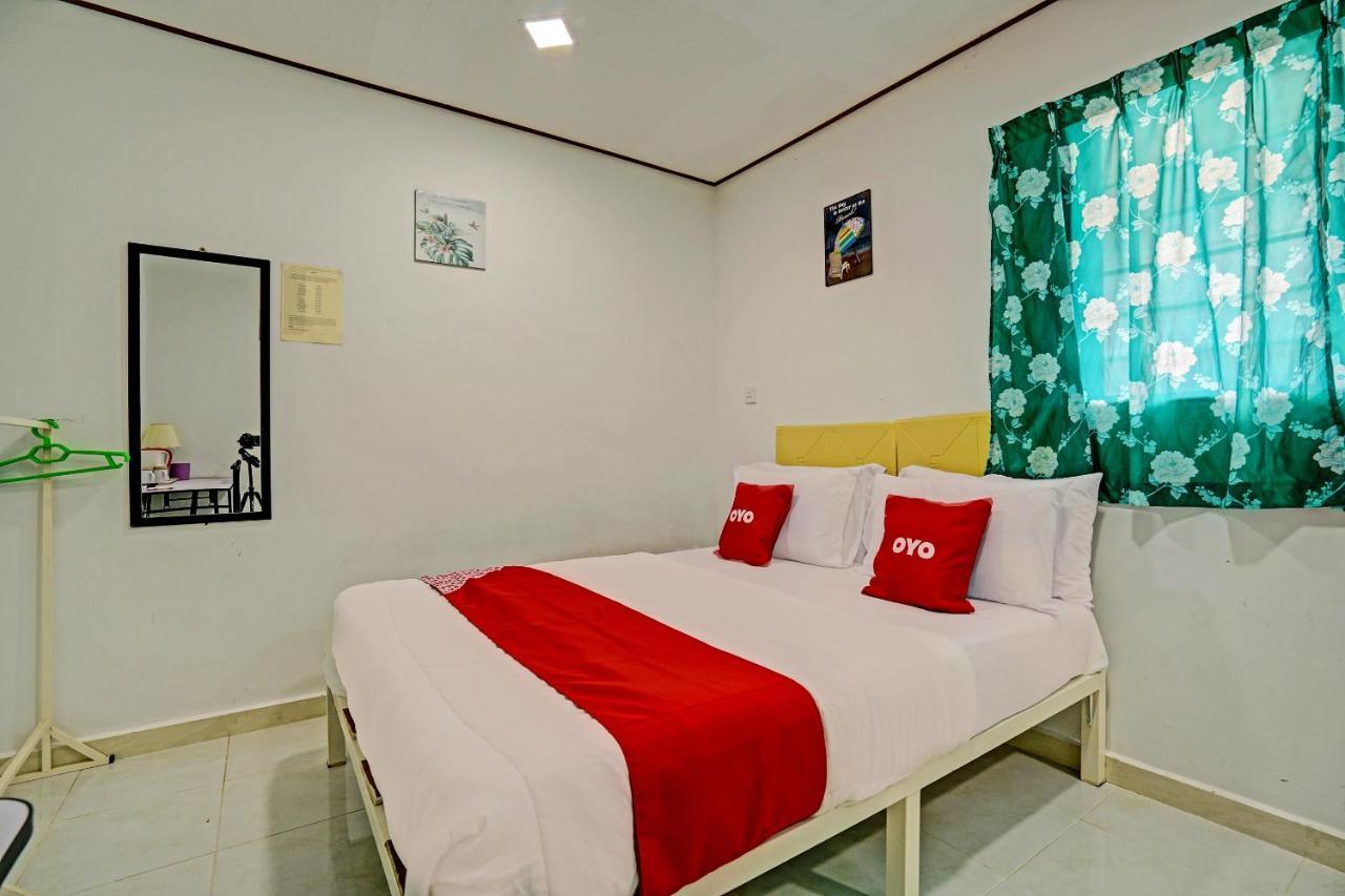 Capital O 90423 Teratai Chalet Hotell Kampong Raja Exteriör bild