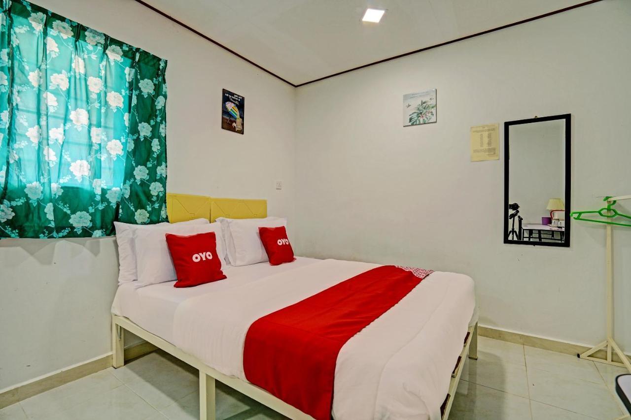 Capital O 90423 Teratai Chalet Hotell Kampong Raja Exteriör bild